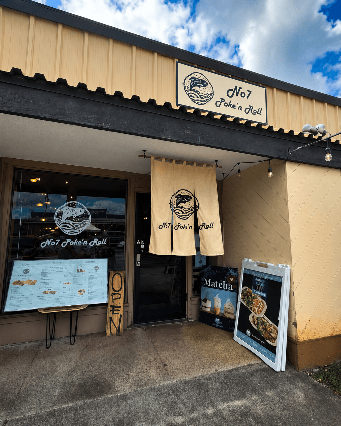 No7 Poke’n Roll storefront at Haleʻiwa Town Center